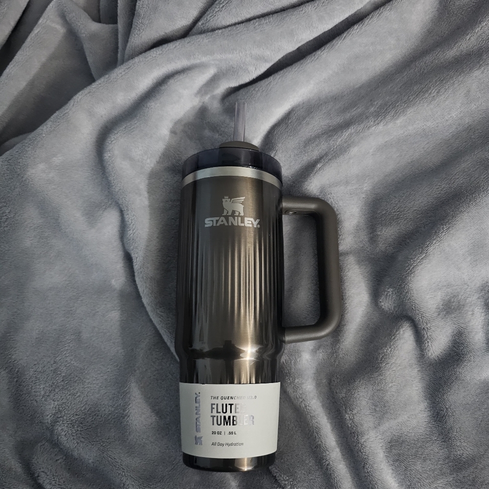 Stanley - The Quencher H2.0 Fluted Tumbler with Handle | 20 OZ - Gunmetal Shine